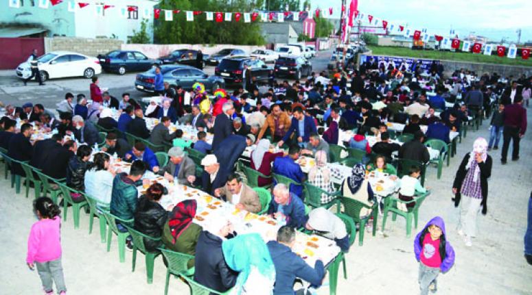 Tuşba Belediyesi'nin 'kardeşlik sofrasına' yoğun ilgi 