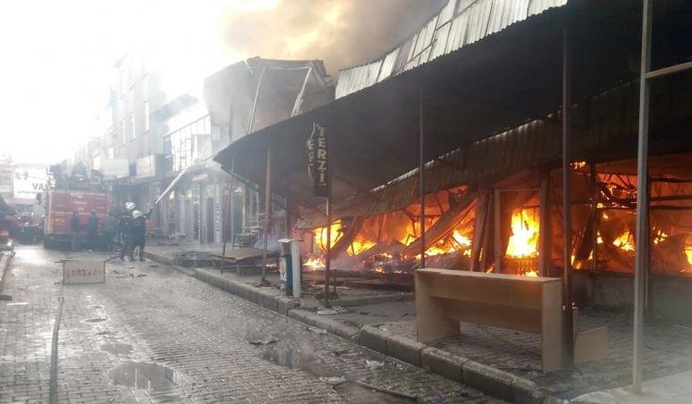 Özalp'ta halk pazarında yangın...