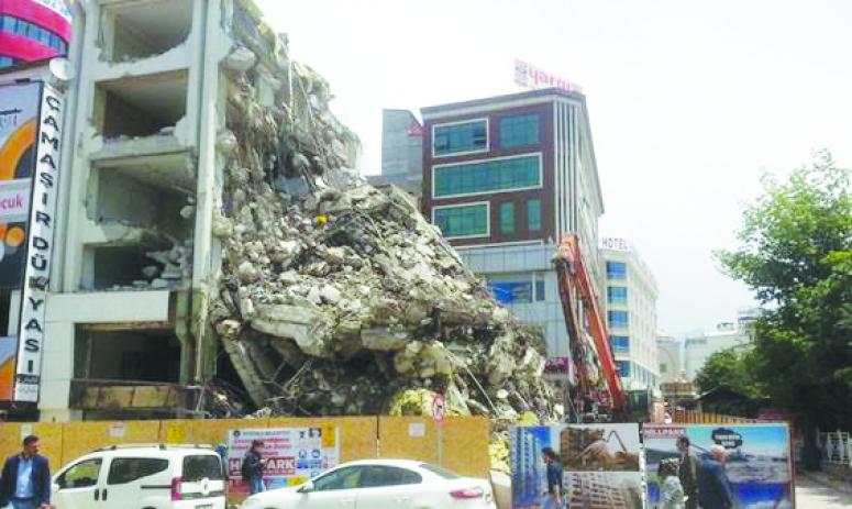 Van'da hasarlı binaların yıkımı sürüyor