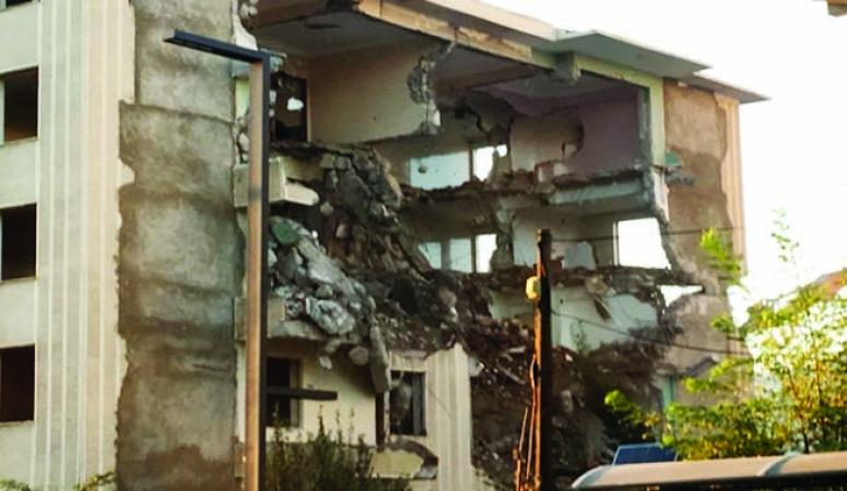 Van depreminde hasar  gören iki bina daha yıkıldı