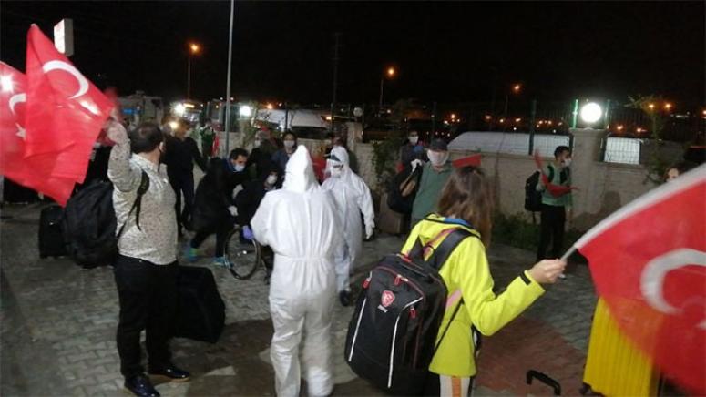 Kıbrıs'tan getirilen vatandaşlar Van'daki yurda yerleştirildi