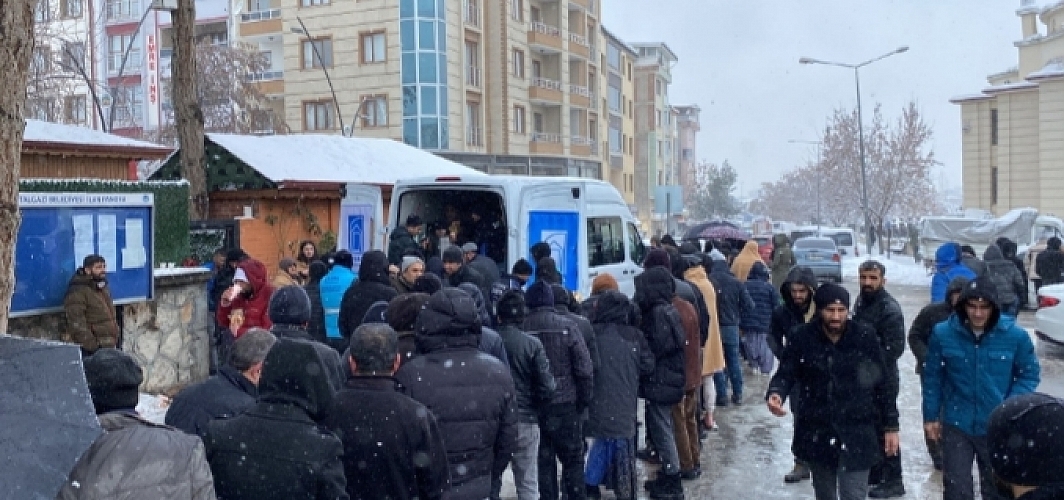 Tuşba Belediyesi'nden depremzedelere çorba ikramı