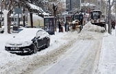Gelişigüzel araç parkı yüzünden, yol kenarındaki karlar temizlenemiyor