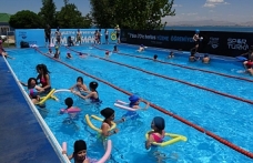 Van Gölü kıyısında kurulan havuzda yüzme eğitimi