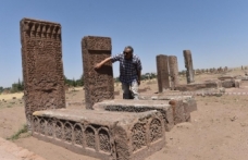 Ahlat'taki kazılarda 41 yeni mezar gün yüzüne çıkarıldı