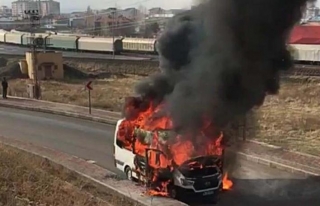 Tuşba'da seyir halindeki minibüs yandı