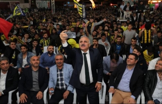 Vali Zorluoğlu, final maçını vatandaşlarla birlikte...