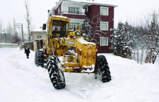 Tuşba'da karla mücadele çalışmaları hız kazandı