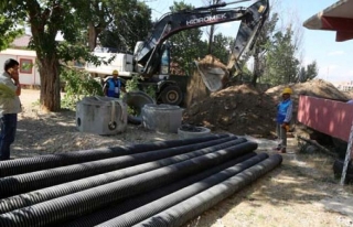 Erciş'te kanalizasyon hat yapım hizmetleri sürüyor