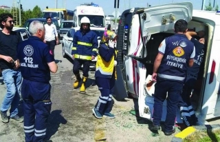 Ambulans ile otomobil çarpıştı: 7 yaralı 