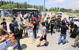 Tuşba'da sınava giren öğrencilere belediye ikramı…