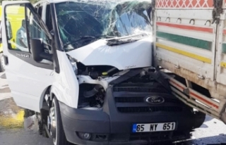 Van'da minibüsle kamyonet çarpıştı: 1 yaralı