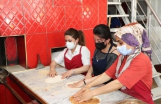 Van'daki Afgan ve yerli kursiyerlere ekmek üretimi...