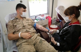Jandarma personelinden Kızılay’a kan bağışı