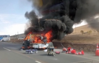 Seyir halindeki kamyonet alev alev yandı