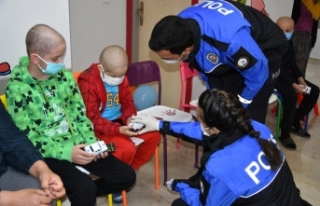 Van Polisi’nden lösemili çocuklara ziyaret