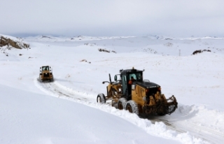 Büyükşehir’in kırsalda karla mücadelesi sürüyor