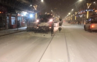 Van Büyükşehir'den karla mücadele çalışması