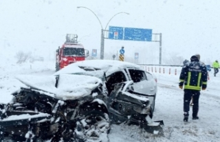 Van'da kar yağışı trafik kazalarına neden...