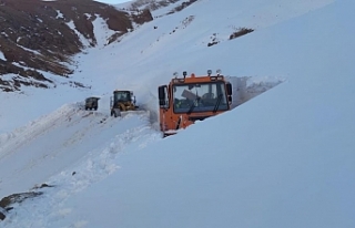 5-6 metreyi geçen karda zorlu yol açma çalışması