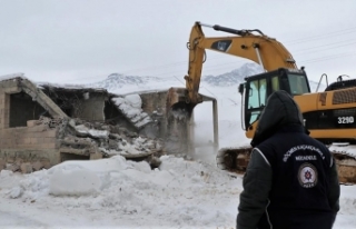 Van’da göçmenlerin barındığı şok evler yıktırıldı