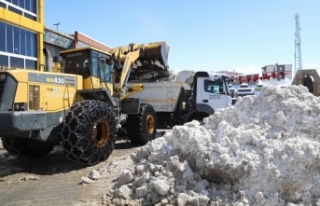 Başkale'de kar yığınları kamyonlarla taşınıyor