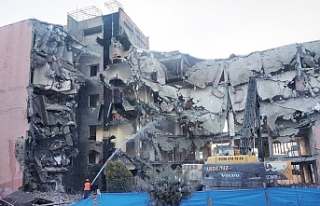 Van'da hasarlı binalarda yıkım başladı
