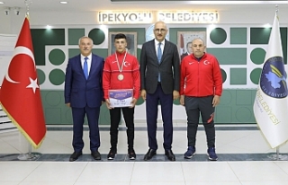Başkan Vekili Aydın’dan, başarılı sporcuya...