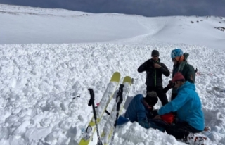 Çığ altında kalan turistler tekrar kayak yaptı