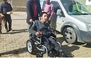 Engelli genç tekerlekli sandalyesine kavuştu