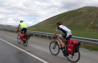 Alman iki kardeş Ukrayna için bisikletle Van’a...