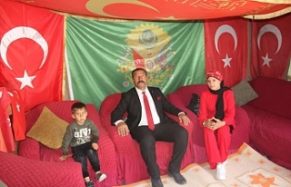 Evini ve sokağını Türk bayraklarıyla donattı