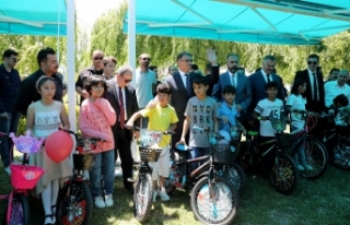 Büyükşehir bin çocuğu bisikletle sevindirdi