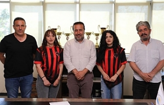Büyükşehir Kadın Futbol Takımı 2 futbolcuyu...