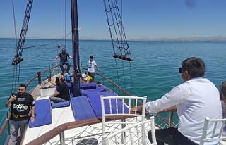 İranlı turistlerden Van'daki tekne turlarına...