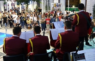 Van’da Mehmetçikten halka konser