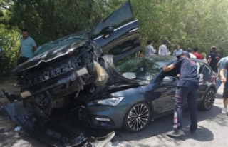 Edremit'te otomobiller çarpıştı: 2 yaralı
