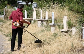 Erciş’teki mezarlıklarda bayram temizliği