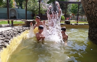 Sıcaktan bunalan çocuklar park havuzlarında serinliyor