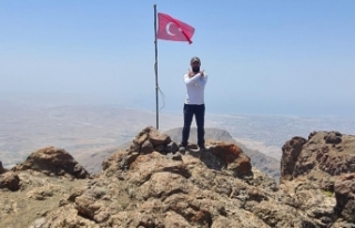 Türk bayrağı Erek Dağı zirvesinde dalgalanıyor