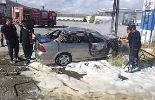 Kamyonetle çarpışan otomobil alev alev yandı