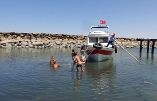 Karaya oturan teknenin yardımına çocuklar koştu