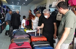 Gümrükte unutulan valizler Van’da satışa sunuldu