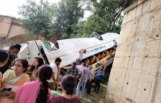 Hindistan'da otobüs nehre düştü: 7 ölü,...