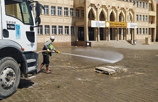 Tuşba’da tüm okulların bahçesi yıkanıyor