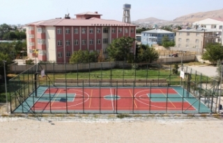 Van’da mahalle ve okullar spor sahalarına kavuşuyor
