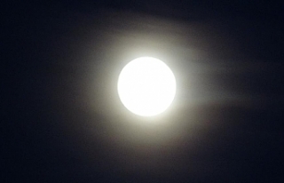 Van’da bulutlu havada 'Şişkin Ay' büyüledi