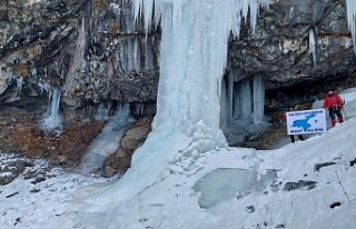 Dağcılar buz tutan Sütun Şelalesi’ni inceledi