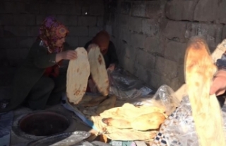 Ercişli kadınlar depremzedeler için ekmek pişirdi