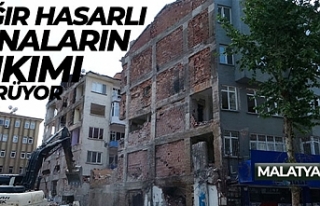 Malatya'da ağır hasarlı binaların yıkımı...